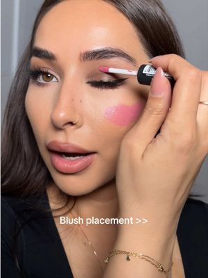 Lip cream contouring using the @NYX Professional Makeup soft matte shade Istanbul #NyxPartner #viralmakeup #makeuphack 