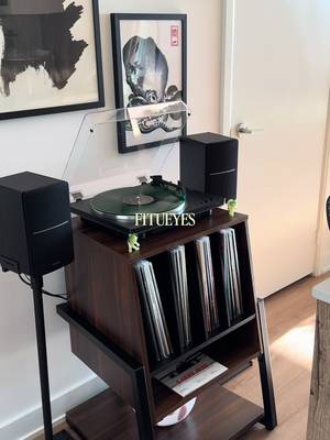 The perfect record player stand🤌🏼 #fitueyes #cozyhome #homedecor #homeinspo #interiordesign 
