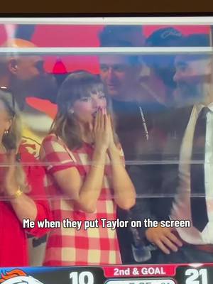 WE’RE SO BACK!!!! 🏈 #swifttok #chiefs #traviskelce #taylorswift 