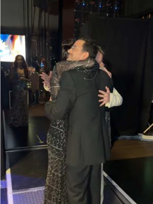 A sweet moment after taking the stage to honor Catherine O’Hara ❤️