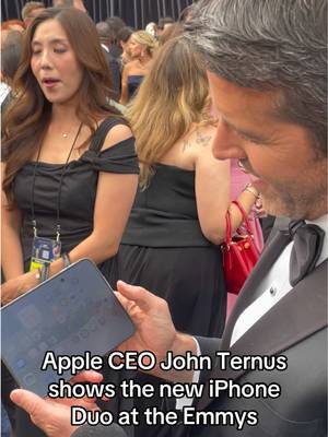 #Apple CEO John Ternus shows the new #iPhoneDuo | #Emmys