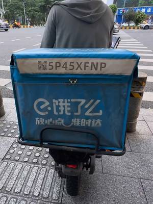 在内地真的随处可见美团外卖骑手在穿梭，骑楼下、马路上都有，这画面真的好有趣。😃😅😌😙😜 #guangzhou #delivery #meituan #curious #coulture 