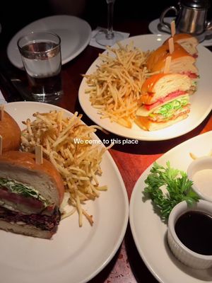Because the off menu chicken sandwich and extra dirty extra chilled martini is in fact ✨magic✨📍Hillstone #hillstone #hillstonerestaraunt #wecometothisplaceformagic #nycrestaurants #nycdatenight 