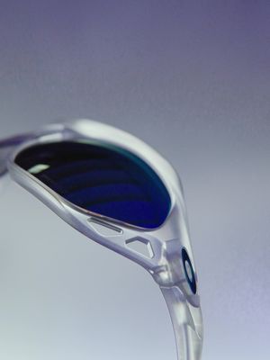 High-wrap form. Lateral airflow. Pure Jackets DNA. Introducing Oakley Cage Jacket.
