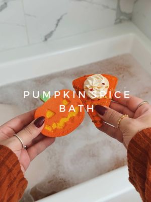 Run a pumpkin spice themed bath with me🎃🛁🍁🫧 #asmr #bath #fall #aesthetic #fyp 