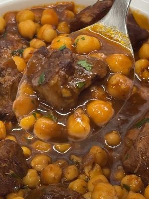Garbanzos guisados con costillas!! Platazo de cuchara de esos que empiezas a comer y ya estás pensando en repetir. Con unos garbanzos bien guisados, costillitas súper tiernas que se deshacen en la boca y un caldo lleno de sabor, que pide pan hasta dejar el plato bien limpio. Guárdatelo y anímate a hacerlo en casa y verás qué éxito… ya me contarás.!! • INGREDIENTES: 1 kg. costillas de cerdo 800 grs. garbanzos pedrosillanos cocidos 1 cebolla 4 dientes ajo 1 pimiento verde 1 cs. pimentón vera 1 cs. tomate concentrado 150 ml. vino tinto 500 ml. caldo de carne Perejil fresco Sal y pimienta negra • Primero, corta las costillas en trozos de bocado. Ahora, salpimenta la carne al gusto, ponla en la cazuela con un poquito de aceite y fríe hasta que tenga un bonito color dorado, entonces retira. En ese mismo aceite agrega la cebolla, ajos y pimiento picaditos, póchalos desglasando bien todos los jugos del fondo de la cazuela. Añade el pimentón, remueve e inmediatamente agrega el tomate concentrado, déjalo reducir un poco antes de incorporar el vino tinto. Cocina unos instantes para que evapore el alcohol y reduzca. • Incorpora los trozos de costilla sellados y cubre con el caldo de carne. Cocina hasta que la carne esté bien tierna (una hora al menos, tapado – si quieres acelerar el proceso puedes cocinarlas en la olla exprés durante 25 minutos). Pasado ese tiempo agrega los garbanzos cocidos y el perejil fresco picado, cocina durante otros diez minutos aproximadamente para que se integren bien todos los sabores y listo para disfrutar. Este plato de cuchara está mejor de un día para el otro.