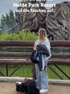 Taschenwache ist Verantwortung. 🫡🎒 Aber keine Sorge: Beim nächsten Besuch im @‌heideparkresort wird natürlich fair durchgewechselt. 🎢 #lidlreisen #reiselustlohntsich #heidepark #heideparkresort