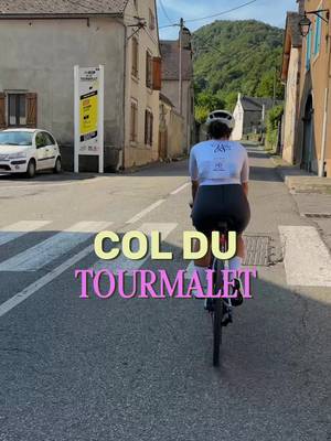 On monte le mythique Col du Tourmalet ⛰️🚴🏻‍♀️ tellement fière d’être allée jusqu’au bout malgré, on ne va pas se mentir, très peu d’entraînement … Et je crois que ce n’est que le début 👀 #coldutourmalet#cyclismefeminin#girlcycling#womencycling#roadcycling 