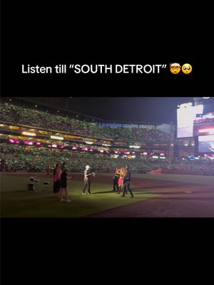 Goosebumps 🤯  #dontstopbelieving #detroit #journey #lightshow #bananaball 