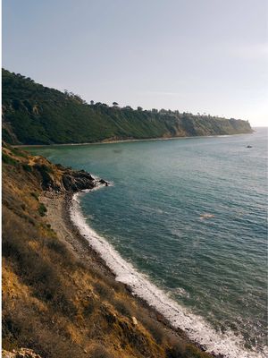 How was this basically empty on a Saturday afternoon?? 🌊 Bluff Cove in Palos Verdes might be one of my favorite LA finds so far. #palosverdes #bluffcove #lahikes #losangeleslife #thingstodoinla    