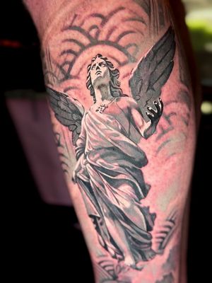 POV: your leg need an upgrade 📍 Rock’N’Roll Tattoo, Santa Ponsa-Mallorca #MallorcaTattoo #realist #tattoo #pov #blackandgreytattoo 
