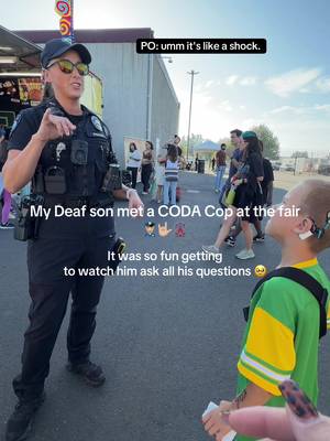 CODA Cop signing to my Deaf son at the Puyallup Fair 🎡👮🏼‍♀️🤟🏼 thank you for taking the time to sign with him 🤍#parenting #signlanguage #cop #deaf #cochlearimplant 