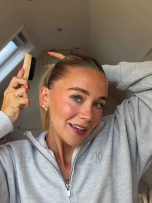 ad Let’s clear up a few more things than just my fly aways 🤭 @Garnier UK #hair #garnierhairfood #slickback