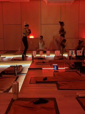 Trying LA workout studios until I find my new home ☺️  #LosAngelesPilates #HeatedPilates #MatPilates #ClassPassLA #LAWorkoutClasses    