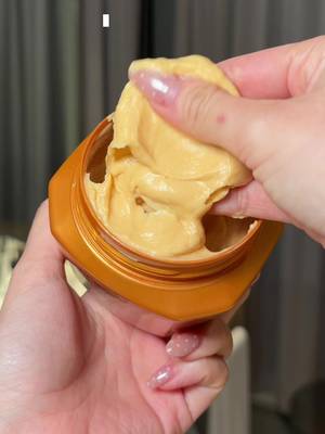 Hair oiling without the commitment ✨ I love the idea of an oiling routine, but I definitely don’t have the patience nor the time to leave oil in my hair for hours so this is my little hair oiling hack! The @lorealparis Extraordinary Hair Oiling Mask only needs 5 minutes and I love mixing a few pumps of the Extraordinary Oil Sublime Hair Serum for the ultimate smooth, shiny, frizz-free finish. (Thank me later!) It’s cut down my 5 hour hair oiling routine to just 5 minutes!! #haircare #extraordinaryoil #shinyhair #hairhacks AD