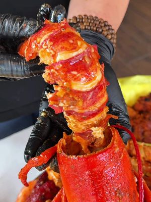 Enjoying this juicy Cajun whole lobster at The Kickin’ Crab! 🦞🔥 Saucy, flavorful, and definitely worth getting your hands messy for. 😮‍💨 Lobster lovers, TAG your seafood crew and send them this post—it’s time for a seafood feast! 🙌 #FoodwithZen #TheKickinCrab #CajunSeafood #WholeLobster #SeafoodBoil 