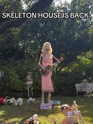 ATTENTION NEW ORLEANIANS! Skeleton House on St Charles is back 💀😈👻 #neworleans #skeletonhouse #neworleanshalloween #nolahalloween #stcharlesavenue 