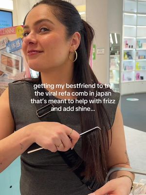 watch our full shopping day in day@claire_bridgett … Is the refa comb a scam or did we do something wrong lol 👀 it’s very cute but my reaction says it all lol #refa #refajapan #refahairbrush #japanhairtools #frizzyhair