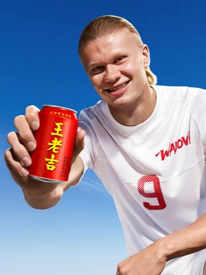 Work heating up? 🔥Cool it with HAA. 🧊 Save this desktop wallpaper, set it up, and let Haaland + WALOVI bring the chill back when work gets intense. Got your cool-down setup? 👀 #WALOVI  #HaalandxWALOVI #Fresh #Botanicaldrink #FootballPassion