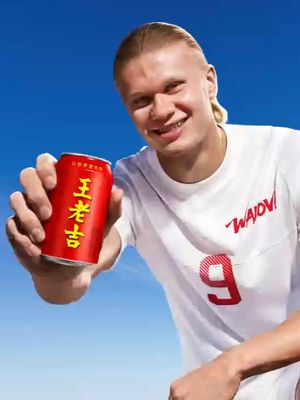 Work heating up? 🔥Cool it with HAA. 🧊 Save this desktop wallpaper, set it up, and let Haaland + WALOVI bring the chill back when work gets intense. Got your cool-down setup? 👀 #WALOVI #HaalandxWALOVI#Fresh#Botanicaldrink#FootballPassion
