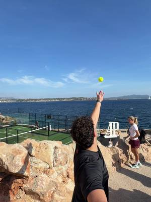 Agustín Tapia tests the court ahead of the Audemars Piguet Pro-Am Padel tournament, leaving the fish speechless 👀 @Agustin Tapia @Premier Padel  #AudemarsPiguet #APxPadel