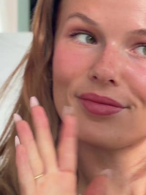 Budete v cherry moodu na podzim i vy ?🍒😮‍💨  Použila jsem:  @Lancôme teint idole ultra wear  Lancôme Teint Idole Shape Stick Creamy Blush Stick - sculpting mauve  Lancôme Le Stylo Waterproof Long-Lasting Eyeliner Pencil - ruby fever  Lancôme LIP IDÔLE SQUALANE BUTTERGLOW shade 59 #LancomePartner #lancomefragrance #lancomemakeup #MyNotino #LancomexNotino  @Notino CZ/SK