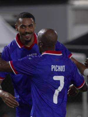 Yon match nou pap sa bliye! Menm lè advèsè a te pran devan, Grenadye yo pa t bay legen. Men nou gentan gen pwochen randevou a: demen, se Kosta Rika! Ann kontinye fè Sabina Park la tranble, ann vin ankouraje Grenadye yo ankò pou dezyèm match la. Nap tann tout konpatriyòt nan estad la demen!