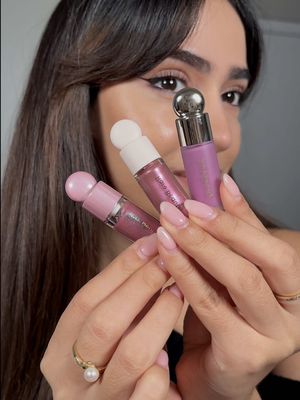 @Rare Beauty ‘violet faves’ mini cheek & lip trio 💜 - soft pinch liquid blush ‘spirited’ - positive light liquid luminizer ‘lovestuck’ - positive light lip gloss ‘twinkle’  #rarebeauty #holidaysets #minimakeup 