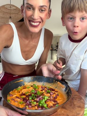 Jiříčkovy momentálně nejoblíbenější těstoviny 🍝🤍 Budete potřebovat: • udon nudle nebo jakékoliv oblíbené těstoviny • slaninu • 1 malou smetanu (200 g) • 2 žloutky • hrst nastrouhaného parmazánu • 2 lžičky rajčatového protlaku • jarní cibulku Hrst nastrouhaného parmazánu smícháme se dvěma žloutky a dáme bokem. Na pánvi si opečeme slaninku, vyndáme ji a na výpeku krátce orestujeme dvě lžičky rajčatového protlaku. Přidáme smetanu, promícháme a přihodíme udon nudle. Necháme společně 2–3 minutky prohřát. Nakonec vmícháme směs žloutků s parmazánem, už jen krátce prohřejeme a servírujeme s opečenou slaninkou a jarní cibulkou. 🤌 Rychlý, krémový a u nás momentálně totální hit. Jdem na to! ❤️