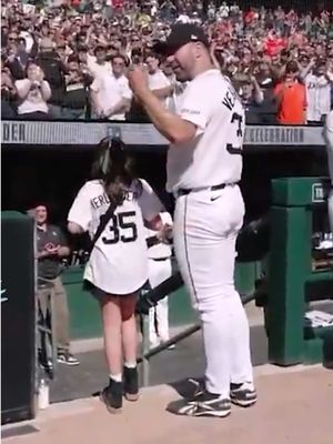 An emotional Justin Verlander walks off the mound for the last time #MLB #baseball #sports #detroittigers #emotional