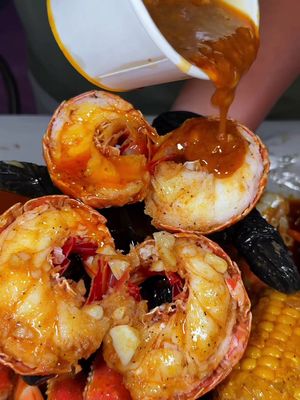 Lobster lovers, this one’s calling your name! 🦞🔥 Stop by Raising Claw and satisfy that seafood craving with juicy, saucy lobster and all your favorite sides! 😮‍💨 Tag your lobster buddy and come hungry! 🙌 📍 Raising Claw 13265 Harbor Blvd, Garden Grove, CA 92843 #FoodwithZen #RaisingClaw #LobsterLovers #SeafoodBoil #GardenGroveEats 
