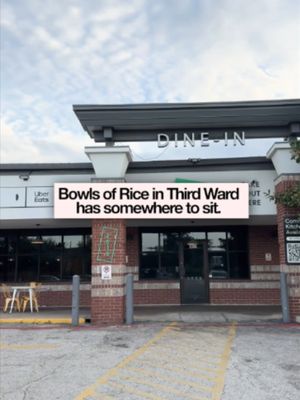 Stopping by our Third Ward location to eat under that framed 'hangry' sign is officially the most relatable way to fix your midday hunger. 🤤 Order your double-crunch chicken bowl at the counter and relax in our dining space for a completely hassle-free lunch. 🍗 📍 Address: 2616 Blodgett St, Houston, TX 77004 Mon–Fri: 10 AM – 11 PM Sat–Sun: 11 AM – 11 PM Build your Houston order directly at bowlsofrice.com. 📦#bowlsofrice #houstonfood #bowlsofricehouston #blodgett #texasfoodie