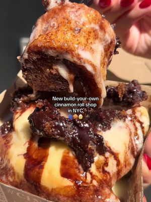 The NYC cinnamon roll scene is not dying down anytime soon and this new DIY spot should be on your radar👀📍@Cinnaholic #cinnamonrolls #nyccinnamonrolls #nycbakery #chelseanyc #nycfood 