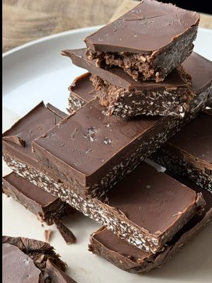 5-Ingredient Coconut Rough Slice 🥥 A healthier take on a classic chocolate coconut bar! Rich, fudgy, simple to make and great for meal prep.  🍫 Visit my website (link in bio) and search “5-Ingredient Coconut Rough Slice” for the full recipe! #555 #5ingredientrecipes #EasyRecipes #coconutrough #healthydessert 
