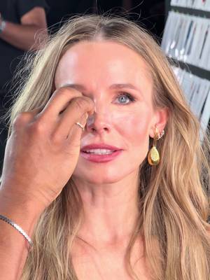 Last touch up and Kristen Bell is ready to walk her first show as L’Oréal Paris ambassador !  #ledefilelorealparis #parisfashionweek #lorealparis 