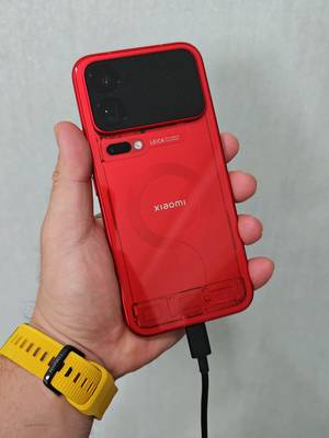 Finally arrived! The Xiaomi 18 Pro Max is here and I was lucky to grab the limited edition Transparent Red color. Sad that we wont have a 18 Ultra this year so I have to settle with this first as the best Xiaomi can offer for 2026. Full review soon. #gadgetsidekick #xiaomi18ultra 