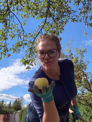 Milujem jeseň a všetko, čo so sebou prináša. 🍎🍏 Máme záhradu plnú jabloní a tento rok nám príroda nadelila naozaj krásnu úrodu. Tie prvé jablká sme preto zobrali do muštárne a teraz máme zásobu domáceho jablkového muštu na celú zimu. A na tom ma baví asi najviac to, že vieme presne, čo pijeme - naše jablká, nič navyše. Je to taký malý jesenný luxus z vlastnej záhrady a chutí naozaj výborne. Ak máte doma viac jabĺk, než stíhate zjesť alebo uskladniť, muštáreň je podľa mňa jeden z najkrajších spôsobov, ako si ich odložiť na neskôr. . Muštáreň Jablonov nad Turňou #jablkovymust #domacimust #jablka #jesennauroda #zozahrady 