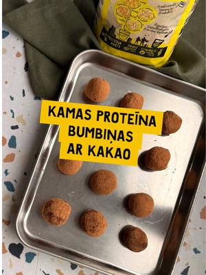 Salds un veselīgs našķis, ko pagatavot vien pāris minūtēs! ✨ Bumbiņu pamatā ir Spēka maisījums “Kama”, kas ir bagāts ar šķiedrvielām, proteīnu un minerālvielām. 💪 Kamai piemīt patīkama, grauzdēta garša, kas kopā ar saldajām datelēm veido īpaši gardu un sātīgu uzkodiņu. 😋 Lieliska izvēle, kad gribas ko saldu, bet arī vērtīgu! 