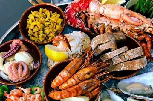 Autumn brings our natural larder into sharp focus, offering the perfect season to enjoy a coastal break shaped by local producers. Slow down and savour fresh shoreline catches, vineyard harvests at Flint or Ark Wines, and local inner-city dining at Yalm foodhall in Norwich. From local markets and the Goat Shed farm shop to heritage stories at the Food Museum, your next delicious getaway is waiting. 🎁 WIN A FOODIE BREAK! Enter our Come Hungry prize draw today for your chance to win an unforgettable culinary escape with beautiful places to stay.  The White Horse, Brancaster Staithe  Flint Vineyard   Yalm  Framlingham market   Goat Shed  Follow your appetite and enter here. https://visiteastofengland.com/come-hungry/foodie @visit.eastofengland  #ComeHungry #VisitEastOfEngland #Norfolk #Suffolk #FoodieTravel 