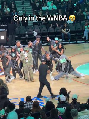 Is this a Young M.A or  @Ellie the Elephant performance? 😭 #youngma #WNBA #ellietheelephant 
