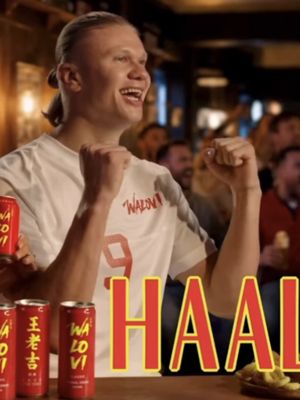 試合の熱気で暑くなっちゃった？🔥⚽ 迫力のプレー、ハラハラする展開、思わず大声で応援。 盛り上がる試合中は、すっきりするものを手に取ろう🧊 試合観戦のお供、何飲む？👀 私たちの答えはシンプル： WALOVI を飲んで、クールに、リフレッシュ。 #王老吉  #HaalandxWALOVI #サッカー熱 #飲み物 #爽快
