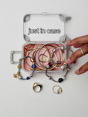 This is what “only the essentials” looks like 🧳 #PandoraJewelry #Packing 