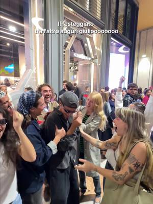 Ad ogni evento che si rispetti, questi personaggi li trovi senza dubbio. Qui le #perfettesconosciute di @est_radio all’Oakley Store Milano San Babila ❤️ @Violacraig @Alis @Nina #adv