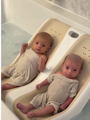 Operation: Bath time 💪🏽🫧 Reggie with the twins is soooo friggin cute 😭