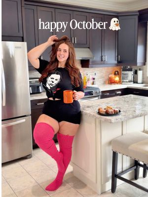 happy october everyone! 🎃👻🍂 it’s my favourite month for a reason… michael myers could be chasing me and i’d still stop for my cinnamon rolls 🤎 @Thunda Thighs  @imPRESS Nails  @Kiss Beauty  @grace and stella  @Ninja Kitchen Canada  @Ninja Kitchen  @Pillsbury  @Halloween: The Game  @Viktor&Rolf  #october #spookyseason #fallvibes #halloween #plussizecreator