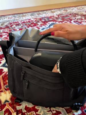 A classic for a reason. Our classic Messenger Bag is the perfect commute partner so you can travel your way, whether that’s to and from work or just a nice stroll. 🔎 Classic Messenger Bag in Black
