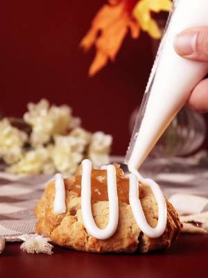 Sorry to the local apple orchard, but the best pick of the season isn’t coming from a tree. 🍎✨ Meet our Crisp Apple Fritter Cookie: a cinnamon-spiced sugar cookie packed with glazed donut pieces, topped with apple pie filling and vanilla icing. Fall in a bite, zero hayrides required. Set your alarms for Friday, October 2nd! Head to your local Chip City or order online before they’re gone! 🚚💨 #ChipCityCookies #CrispAppleFritter #FallFlavors #CookieObsessed #FreshlyBaked 