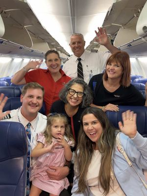 His first flight with Southwest deserved a very special welcome committee 💙❤️💛 @Nicole Peterson we loved sharing this moment with you and the family! 