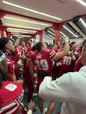Celebrating our win with the fight song because OF COURSE 👐 #Badgers #CollegeFootball