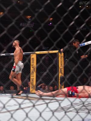 DO JEITO DELE! 😂🔥 Johnny Walker comemora mais uma vitória no Octógono! #UFC332 [ Assista ao vivo no @ParamountPlusEsportes ]